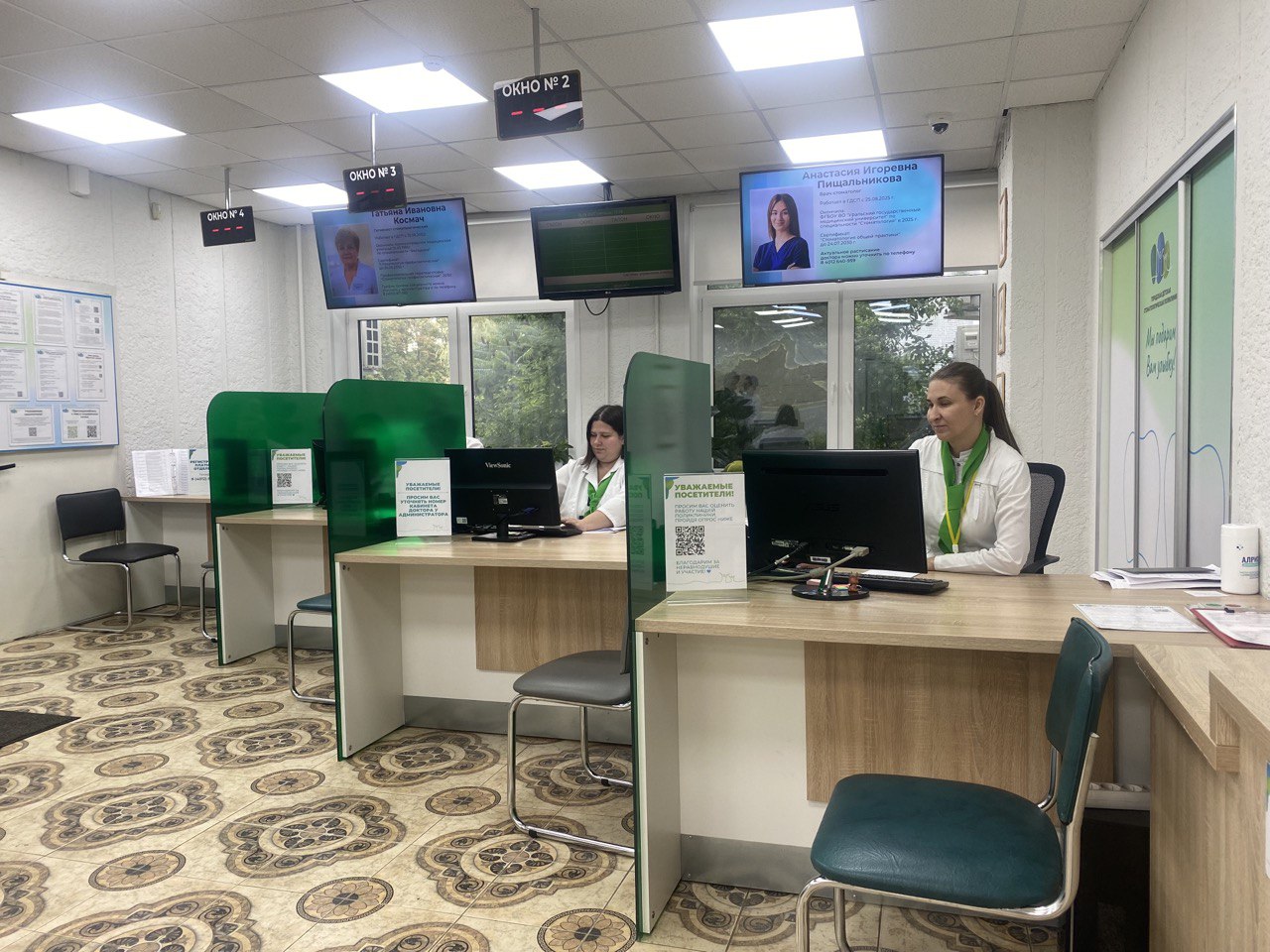 Открытая, светлая зона регистратуры и более понятное сопровождение пациента.